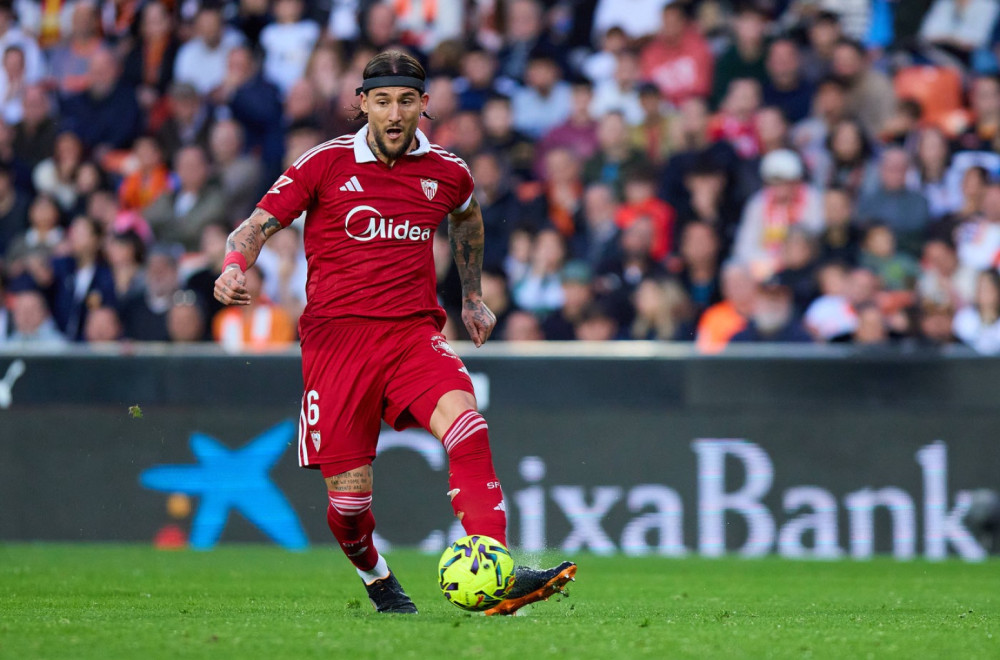 Nemanja Gudelj "juri" Danija Alvesa