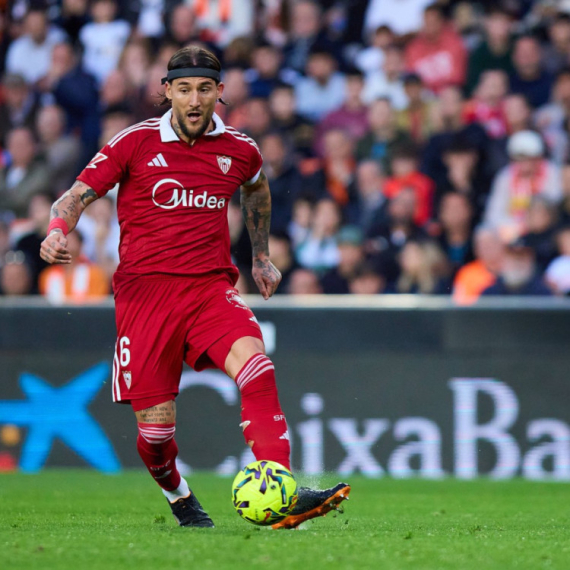 Nemanja Gudelj "juri" Danija Alvesa