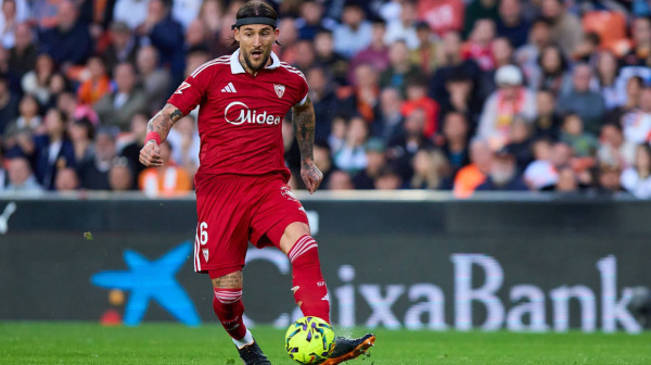 Nemanja Gudelj "juri" Danija Alvesa