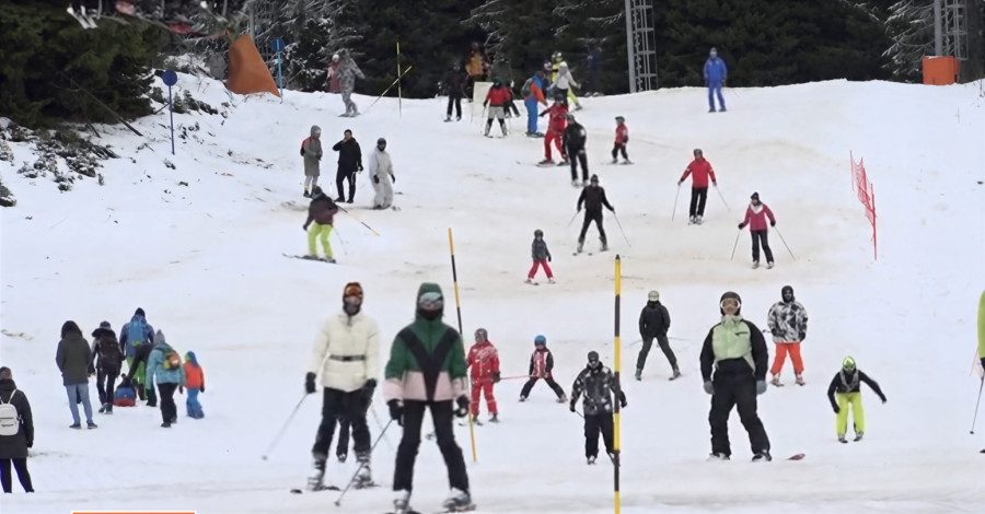 Hiljade skijaša na vrhu Srbije: Traži se mesto više, a zbog gužvi nadležni traže jedno
