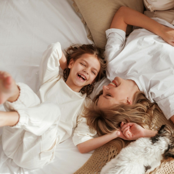 Sa sobom nosi i svetlo i senke: Da li je majčinstvo zaista supermoć?