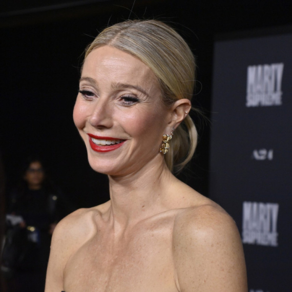 Mama u neodoljivom izdanju, a sin prvi put na crvenom tepihu i krade svu pažnju FOTO