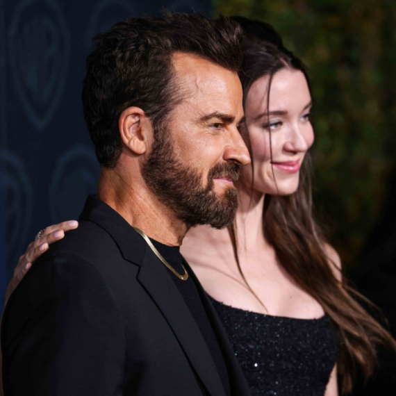 I venčanje i prvo dete – uskoro: Sa Dženifer nije uspeo, ali s 23 godine mlađom jeste FOTO