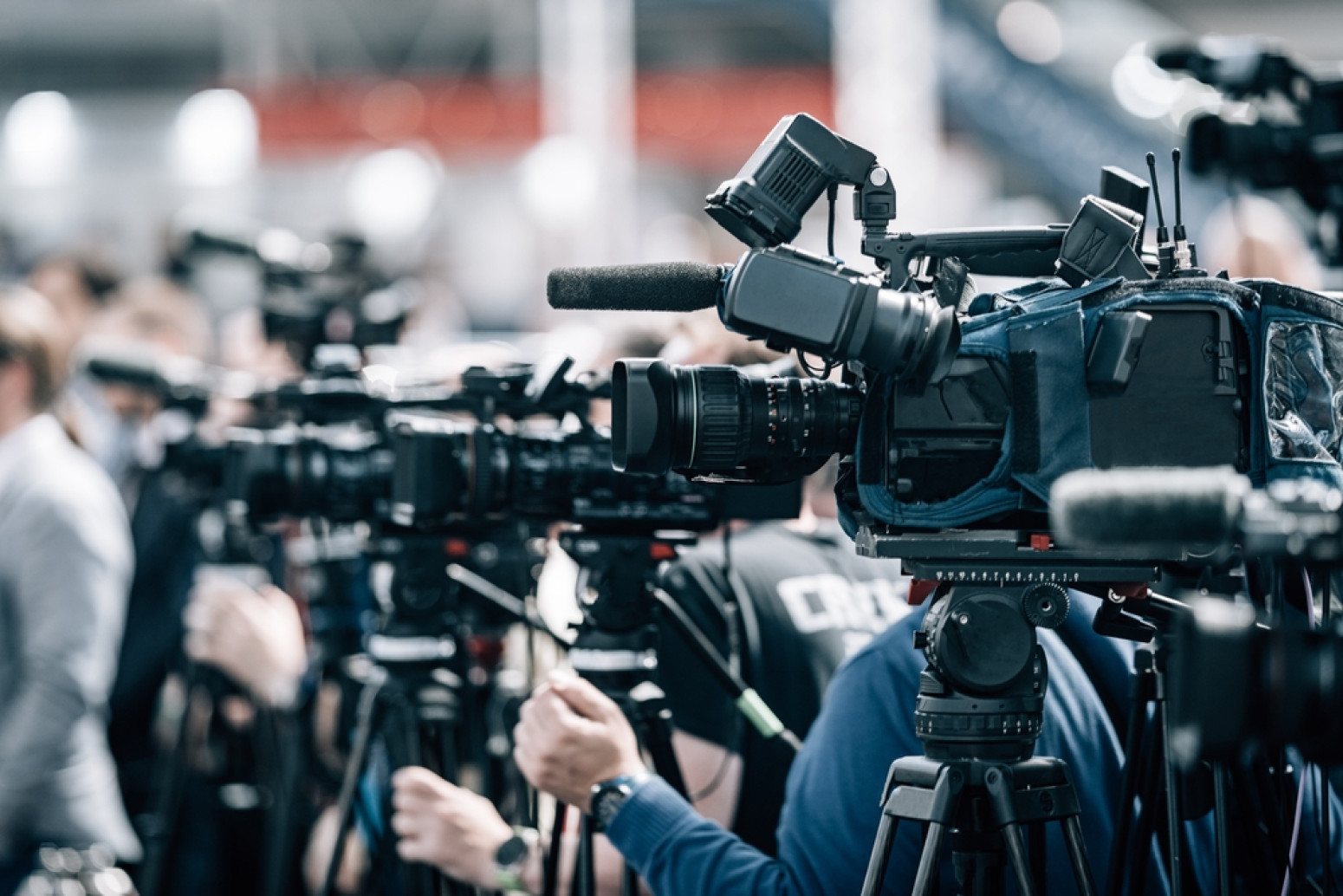 Mediji kao oružje za rušenje vlasti – od Orbana do Vučića, isti scenario