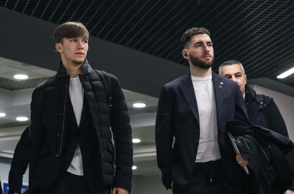 Zvezda otputovala u Grac – ko je u avionu?