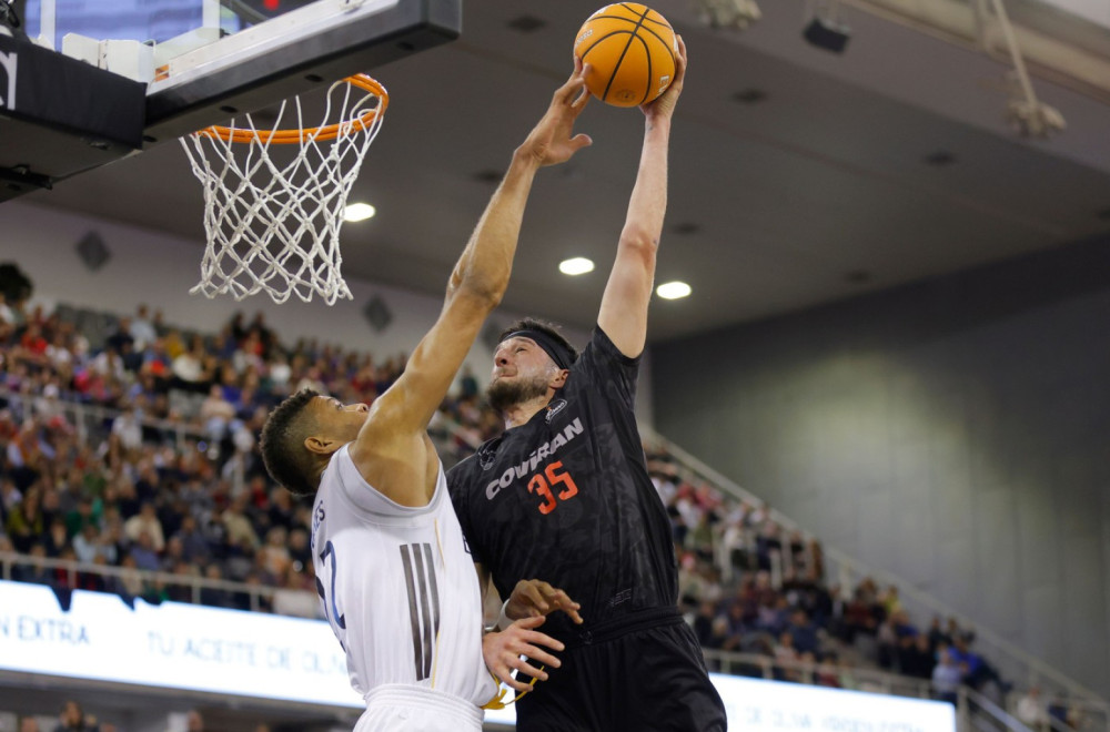 Makabi potpisao centra