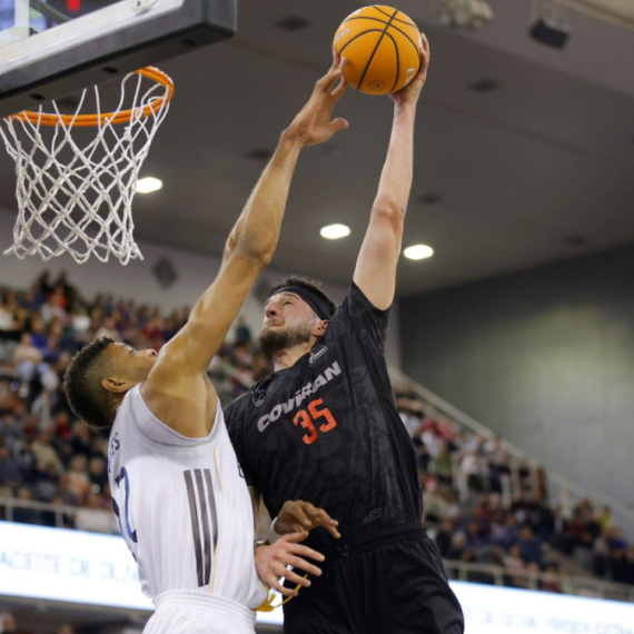 Makabi potpisao centra