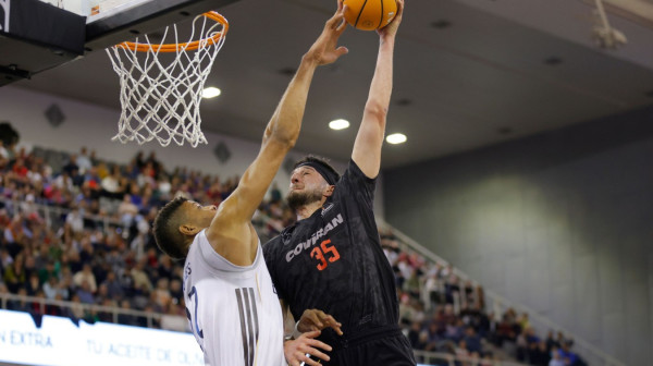 Makabi potpisao centra