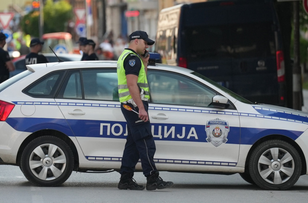 Maloletnik bez vozačke divljao ulicama Novog Pazara: Napravio haos, pa napao policiju