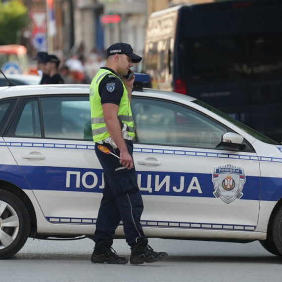 Maloletnik bez vozačke divljao ulicama Novog Pazara: Napravio haos, pa napao policiju