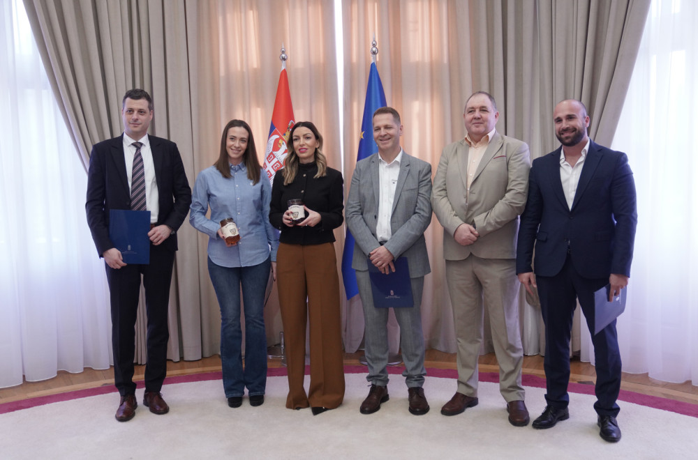Adrijana Mesarović uručila rešenja po programu finansijske podrške za plasman meda