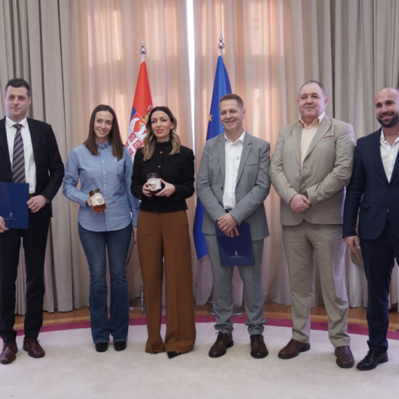 Adrijana Mesarović uručila rešenja po programu finansijske podrške za plasman meda