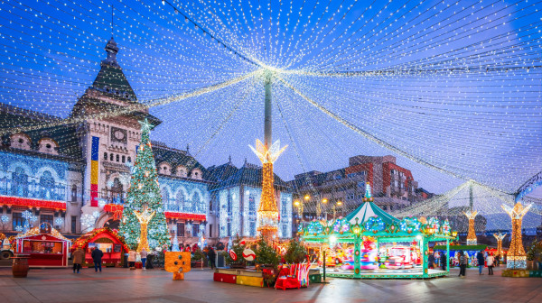 Ovo su nesvakidašnji novogodišnji običaji širom sveta: Od razbijanja tanjira do maskiranja u medveda