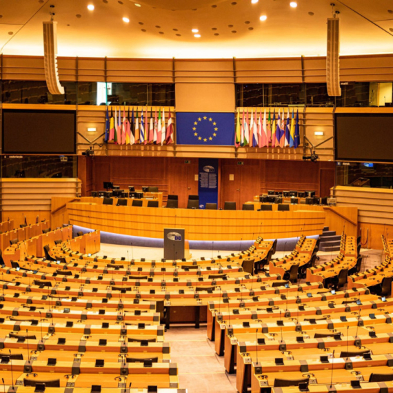 Poslanici blokirali raspravu o korupcionaškom skandalu u EU