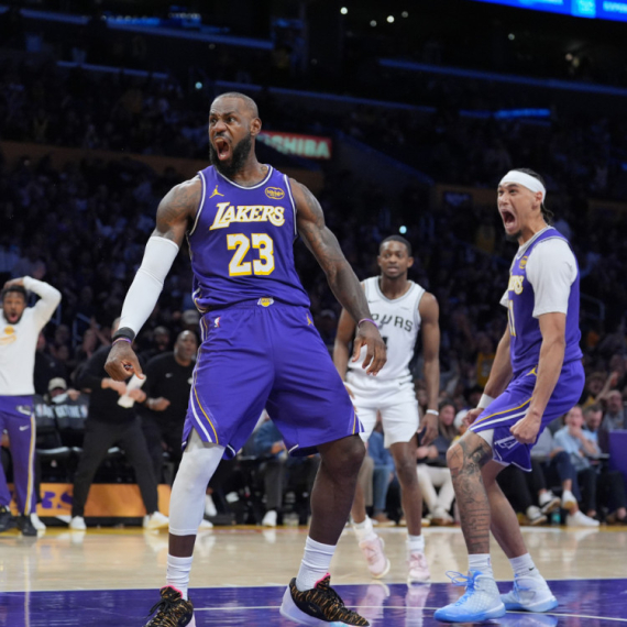 Lebron je mašina – u petoj deceniji zakucava kao tinejdžer! VIDEO