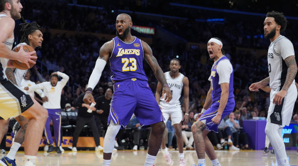 Lebron je mašina – u petoj deceniji zakucava kao tinejdžer! VIDEO