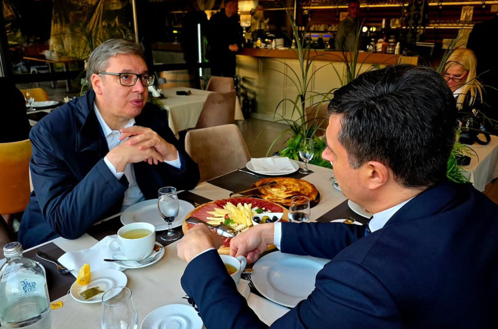 Vučić: Svratili smo na čaj; Minut kasnije shvatio sam da su pečenica i pita sa sirom najbolji "čajevi" FOTO