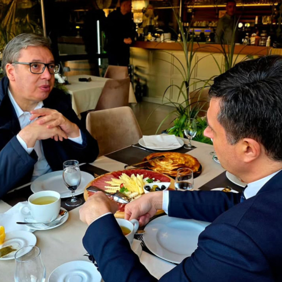 Vučić: Svratili smo na čaj; Minut kasnije shvatio sam da su pečenica i pita sa sirom najbolji "čajevi" FOTO