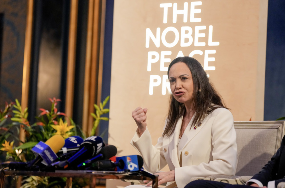 Maska, perika i ribarski čamac; Filmsko bekstvo Marije Korine Mačado