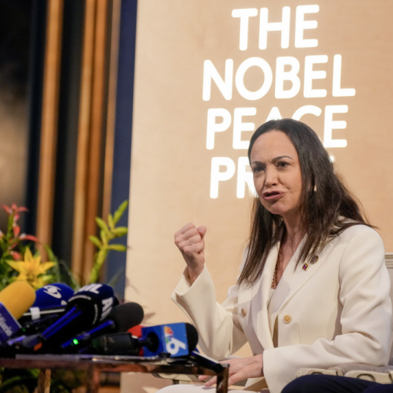 Maska, perika i ribarski čamac; Filmsko bekstvo Marije Korine Mačado