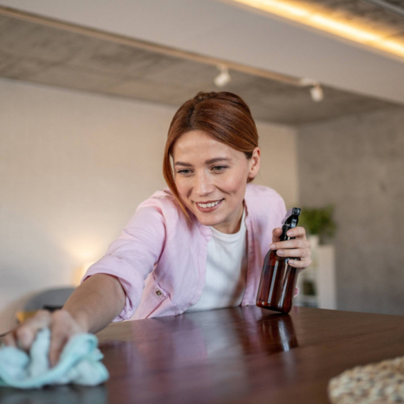 Bez prašine i do 10 dana: Stavite kap ove tečnosti u vodu i obrišite celu kuću