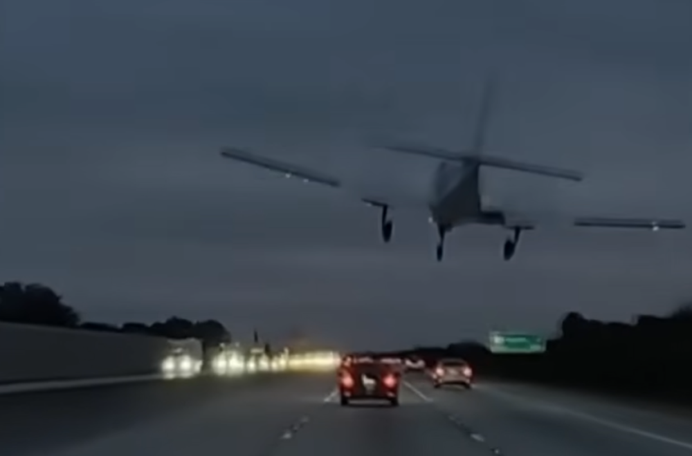 Pogledajte kako avion sleće na automobil VIDEO