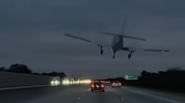 Pogledajte kako avion sleće na automobil VIDEO