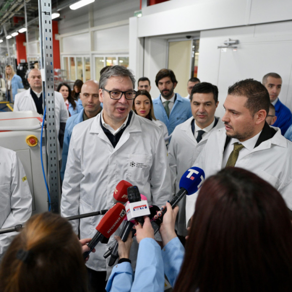 Vučić obišao fabriku Integrated Micro-Electronics: "Za samo sedam godina sa 50 na 716 zaposlenih" FOTO/VIDEO
