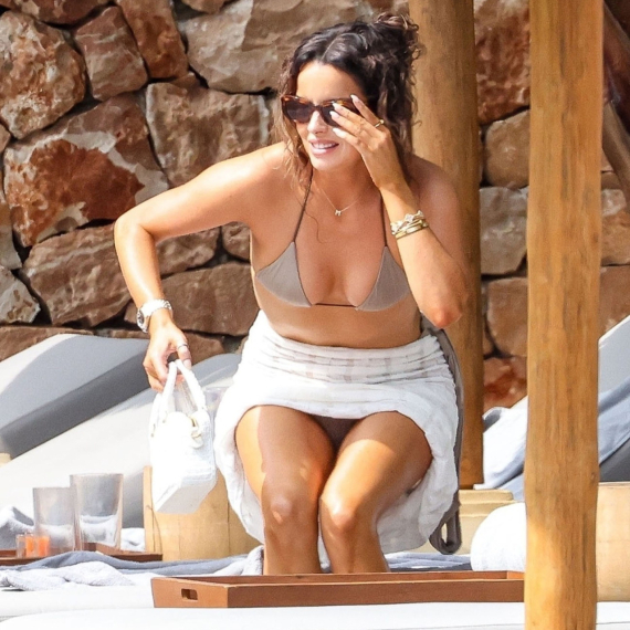 Jednima je hladno, drugima je toplo, a ona "gori" u minijaturnom bikiniju FOTO