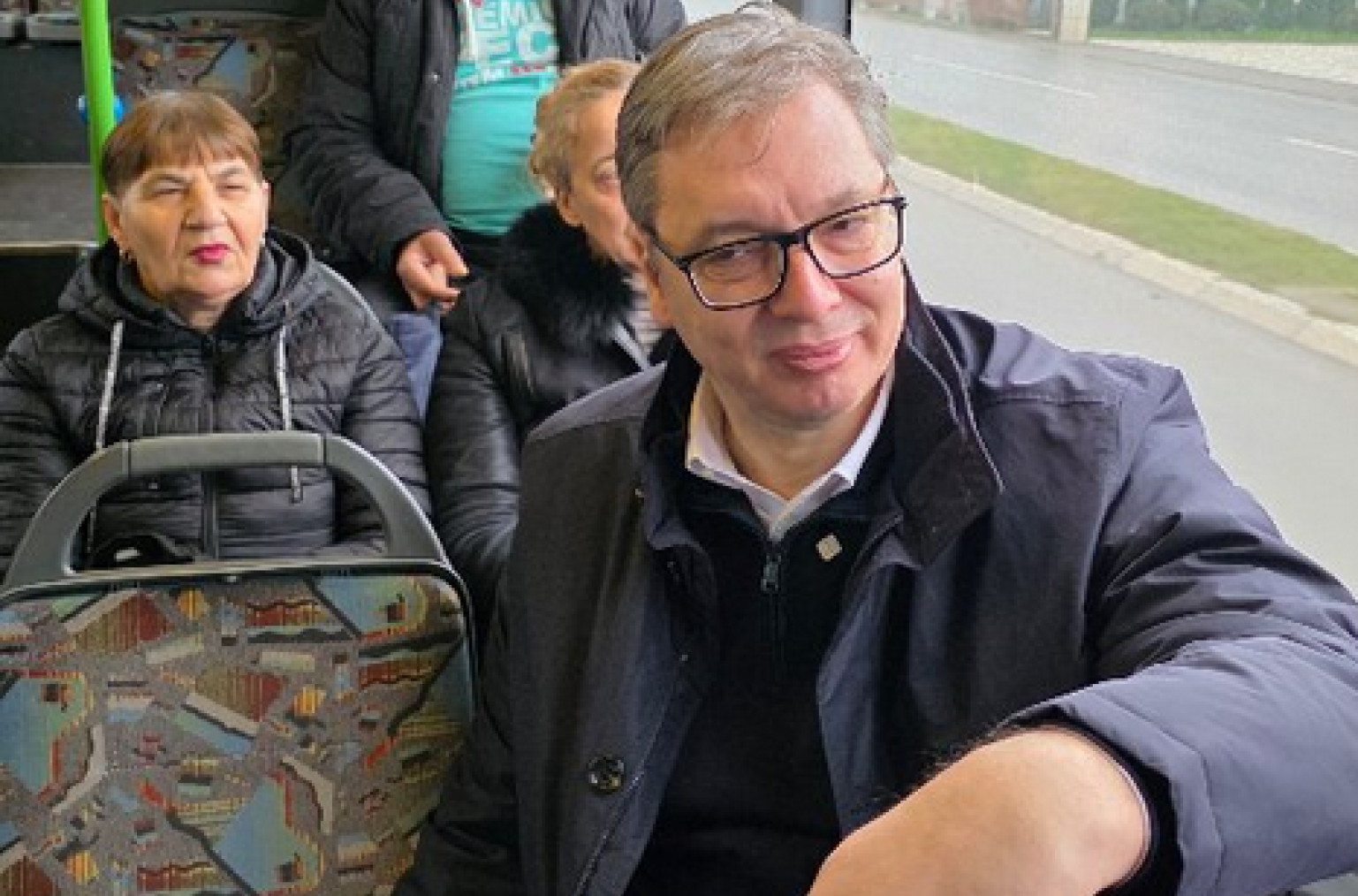 Vučić: Vožnja autobusom u Nišu posebno zadovoljstvo; Ljudi su zadovoljni što je prevoz besplatan VIDEO