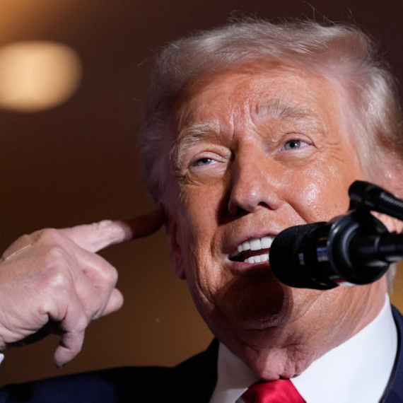 Tramp zateže; Mirovni plan visi o koncu