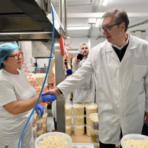 Vučić obišao kompaniju Yumis: Danas u Nišavskom okrugu 51.000 više zaposlenih nego pre 10 godina FOTO/VIDEO