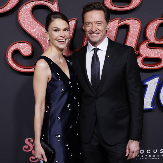 Ne može da obuzda strasti dok bivša kipti od besa: Hju Džekmen uživa u novoj vezi FOTO