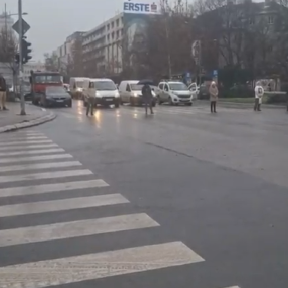 Osam blokadera danas maltetiralo Novi Sad, grad od 400 hiljada ljudi VIDEO