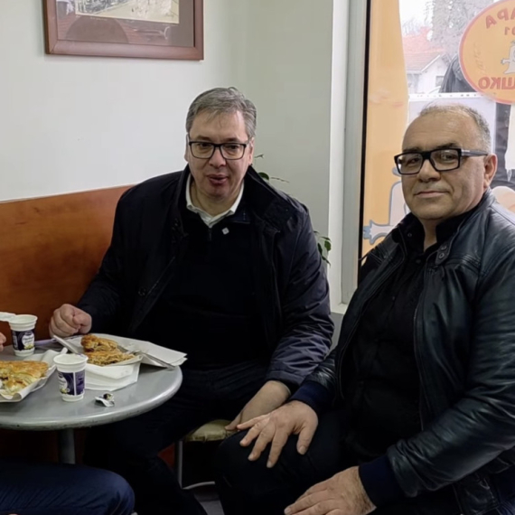 Vučić svratio na burek; Čovek se iz Niša uvek vrati sa par kilograma viška VIDEO
