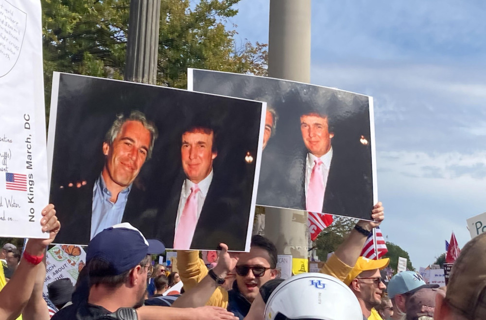 Nove šokantne fotografije sa Epstajnovog ostrva: "Kondomi sa likom Trampa samo 4.50 funti" FOTO