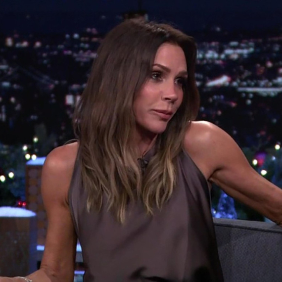 Bez dekoltea i kiča: Viktorija Bekam pokazala šta je jednostavnost i elegancija FOTO/VIDEO