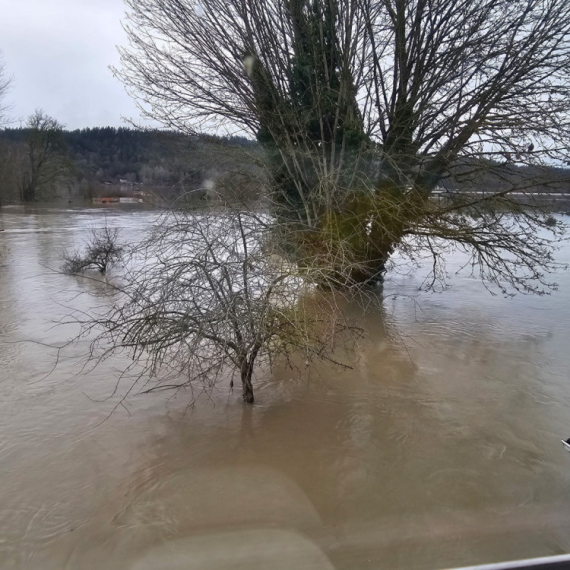 Izlio se Ibar: Ljudi evakuisani; Pune se džakovi sa peskom, prave zalihe vode za piće VIDEO