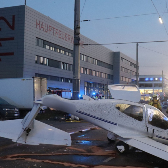 Drama u Manhajmu: Avion prinutno sleteo na ulicu VIDEO