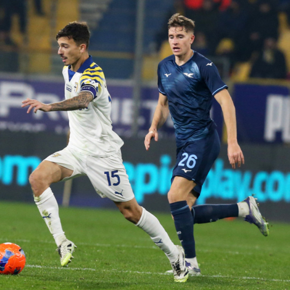 Lacio sa dva igrača manje pobedio Parmu