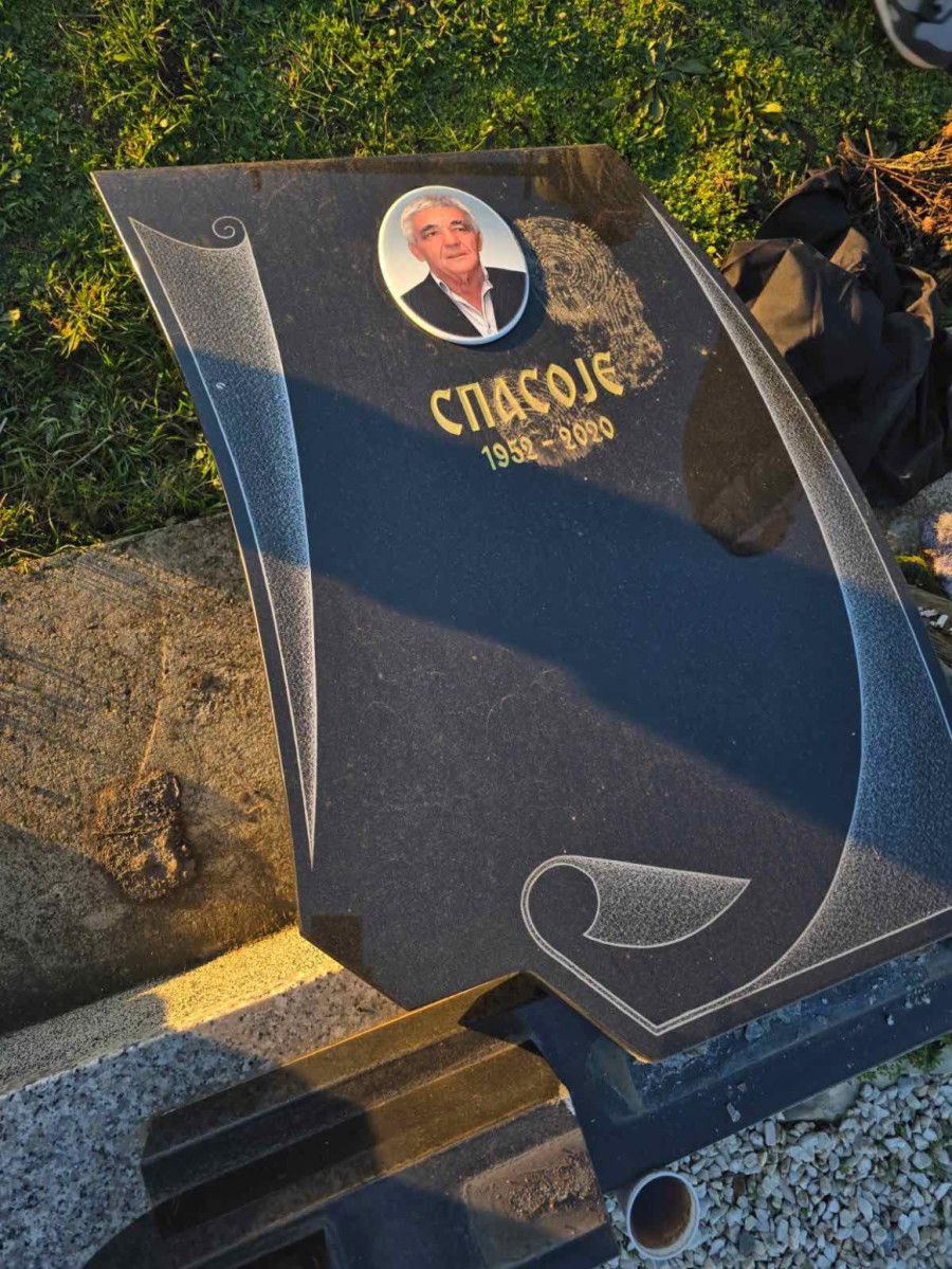 Porušeni srpski nadgrobni spomenici kod Obilića; Sraman čin je ogledalo mržnje prema svemu srpskom FOTO