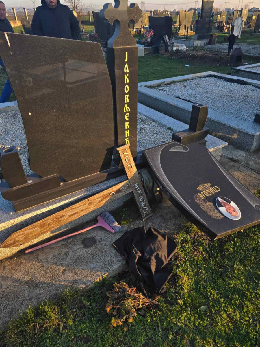 Porušeni srpski nadgrobni spomenici kod Obilića; Sraman čin je ogledalo mržnje prema svemu srpskom FOTO