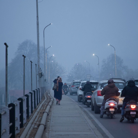 Čekanje i do pet sati; Vozačima se savetuje oprez