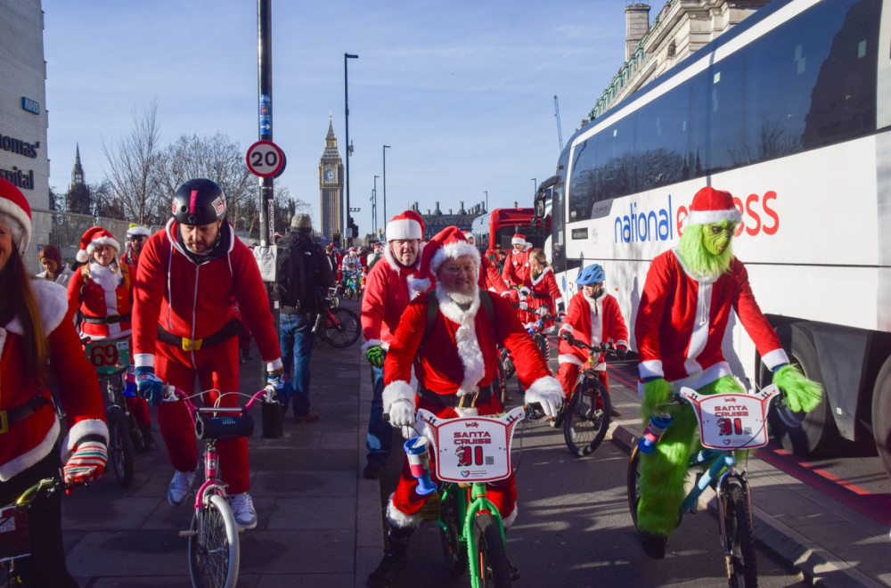 U Londonu održana tradicionalna biciklijada Deda Mrazova FOTO