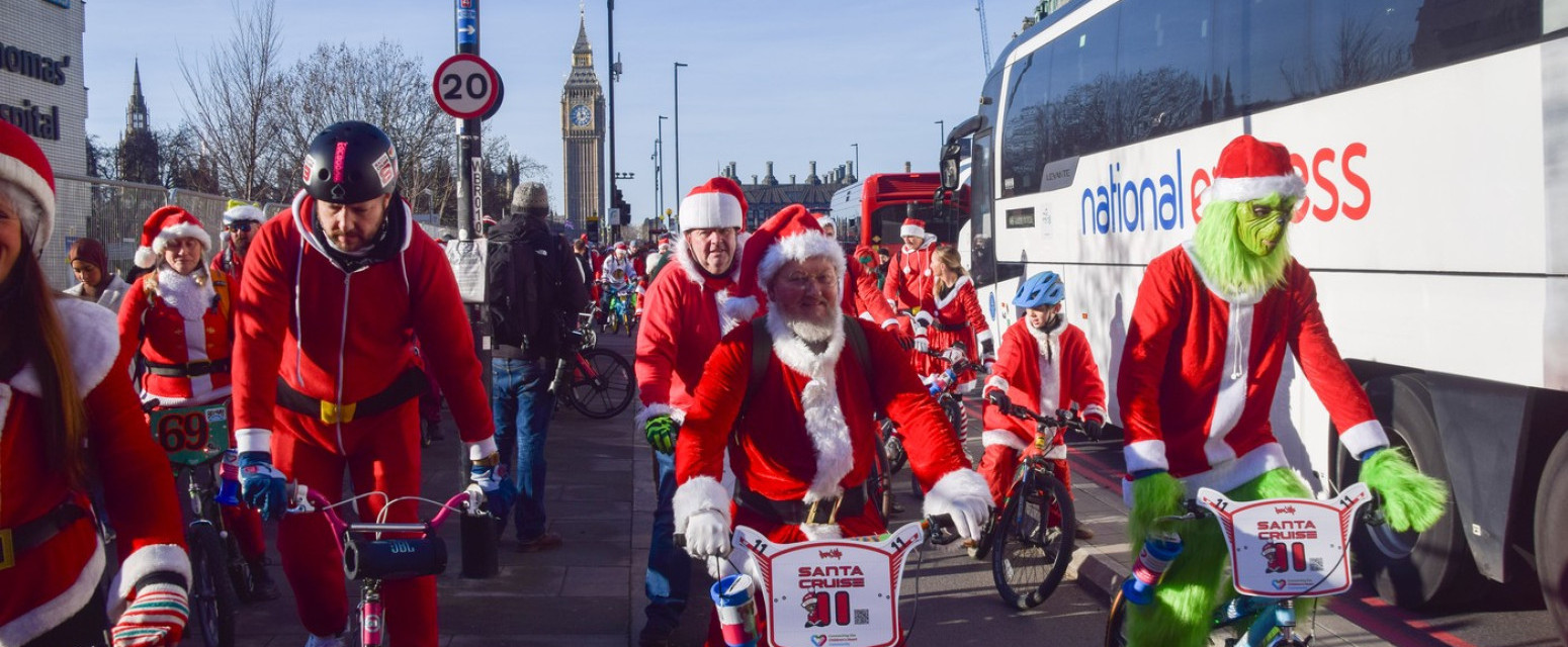 U Londonu održana tradicionalna biciklijada Deda Mrazova FOTO
