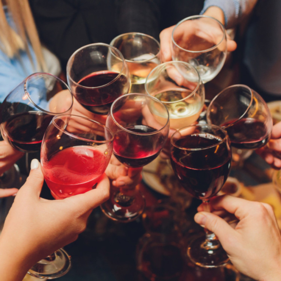 Nije isti pre i posle 50. godine: Lekar upozorava na opasnu kombinaciju pića