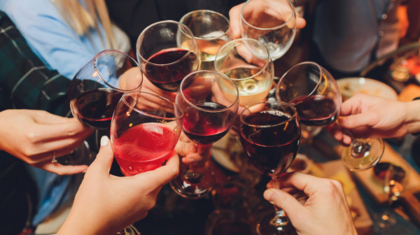 Nije isto pre i posle 50. godine: Lekar upozorava na opasnu kombinaciju pića