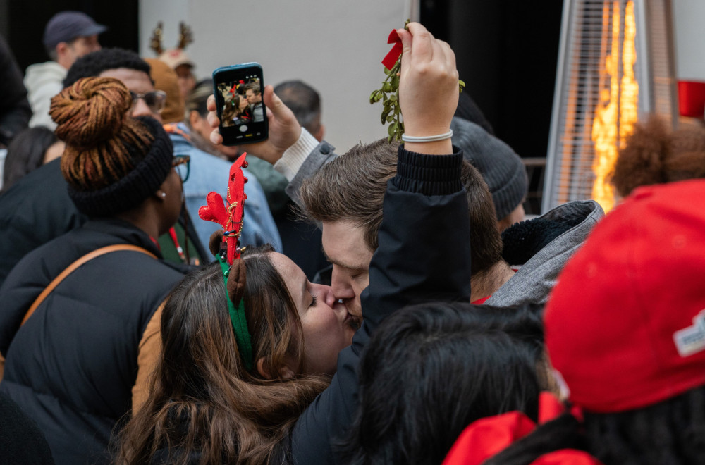 Oboren svetski rekord: Više od 1.400 parova se ljubilo u isto vreme FOTO