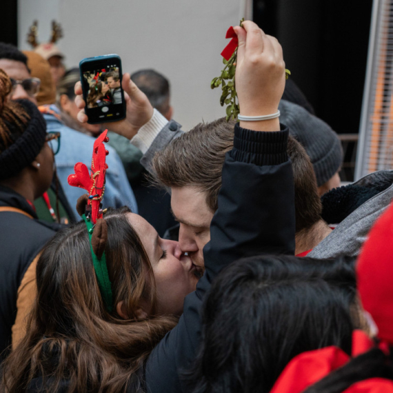Oboren svetski rekord: Više od 1.400 parova se ljubilo u isto vreme FOTO