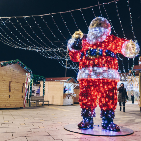 Otvoren "Praznični trg" u Kruševcu: 800 novogodišnjih paketića dobijaju najmlađi
